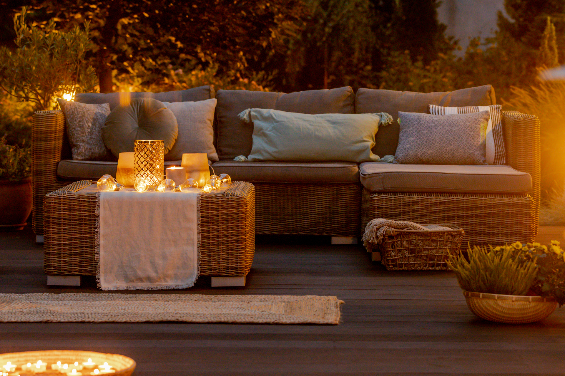 Sommeraften og havesofa inden gæsterne kom. Citrusduftende lys på havebordet for at holde myggene væk. Dansk sommeraften, når den er bedst