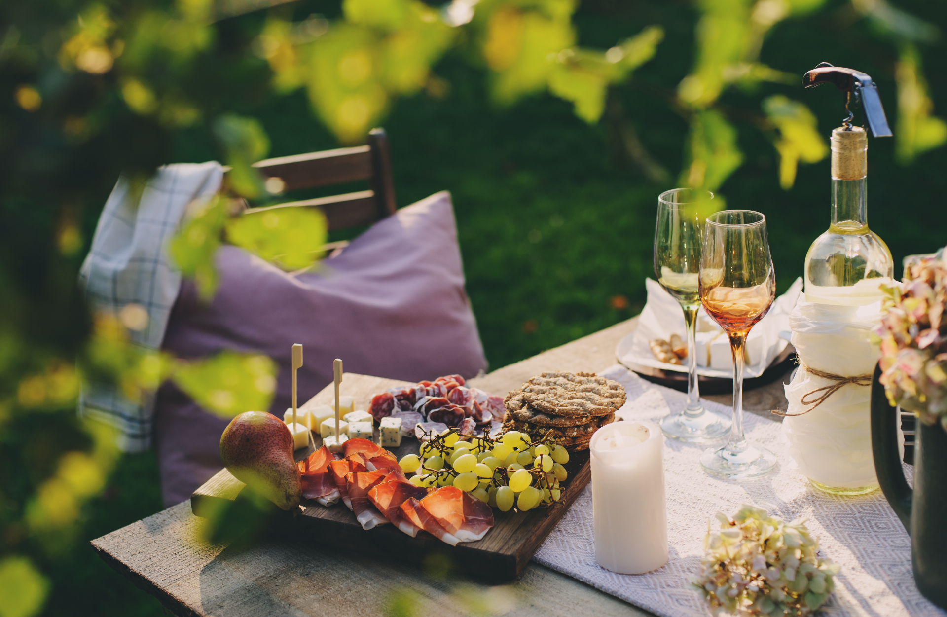 Weekend, venner, vin, sommerhave og dækket bord, og selvfølgelig lys, for skumringen har det jo med pludselig at snige sig ind - Yummy-for-begyndere ^^