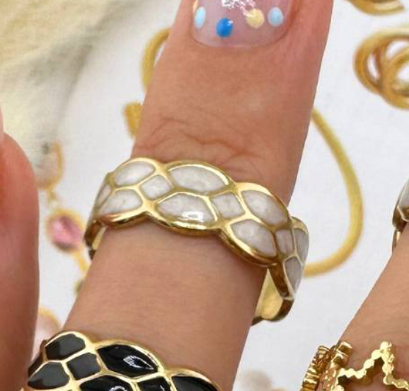 Aaliyah. Den hvide fingerring yderst på ringfingeren.