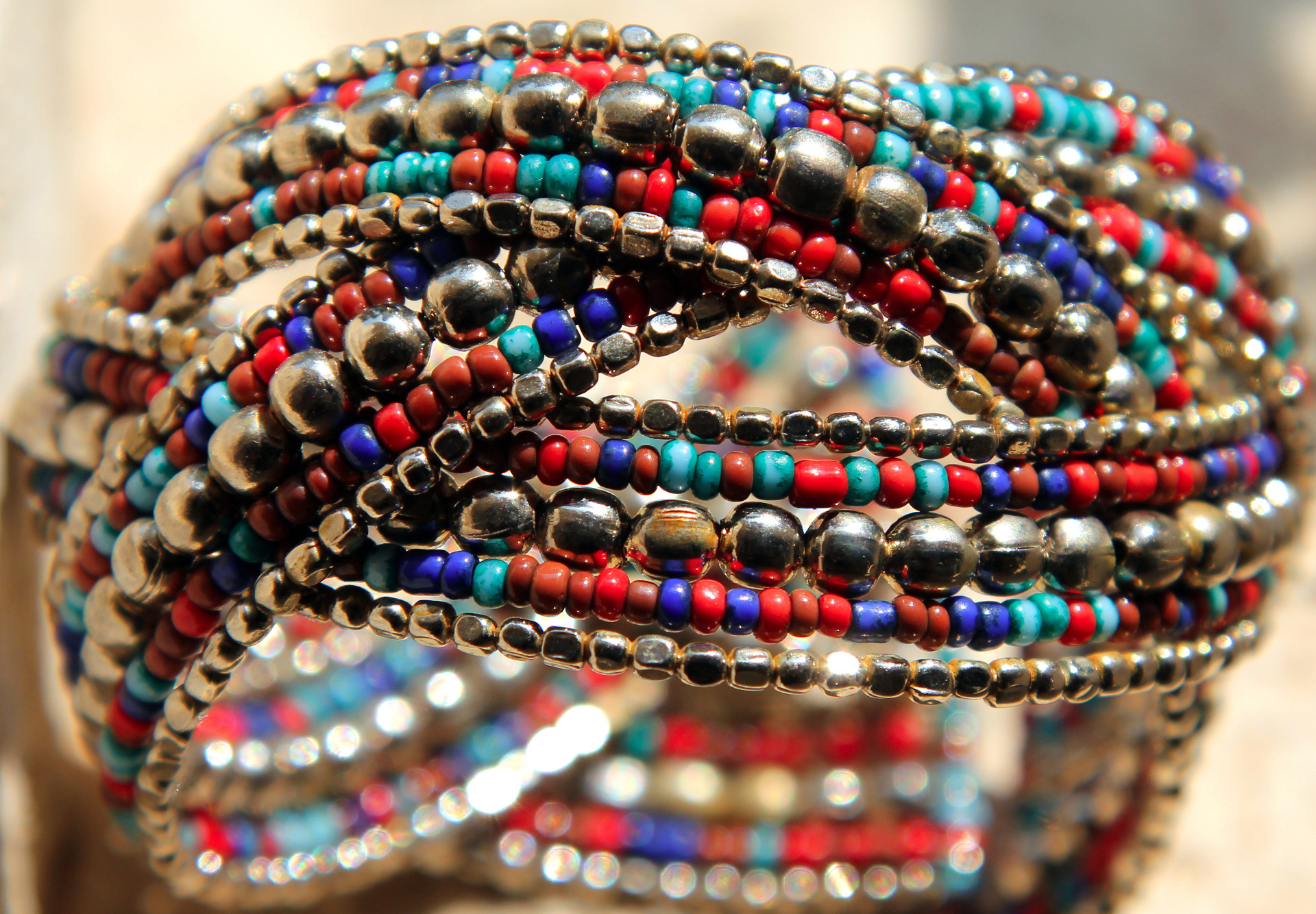 Det kniber med tiden, men når jeg VIRKELIG trænger til at sidde og sysle lidt med smykker, så er det armbånd som disse, der er ved at "indlæres" :o)